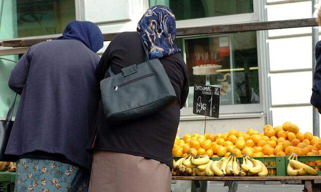 Frauen mit Kopftuch beim Einkauf.