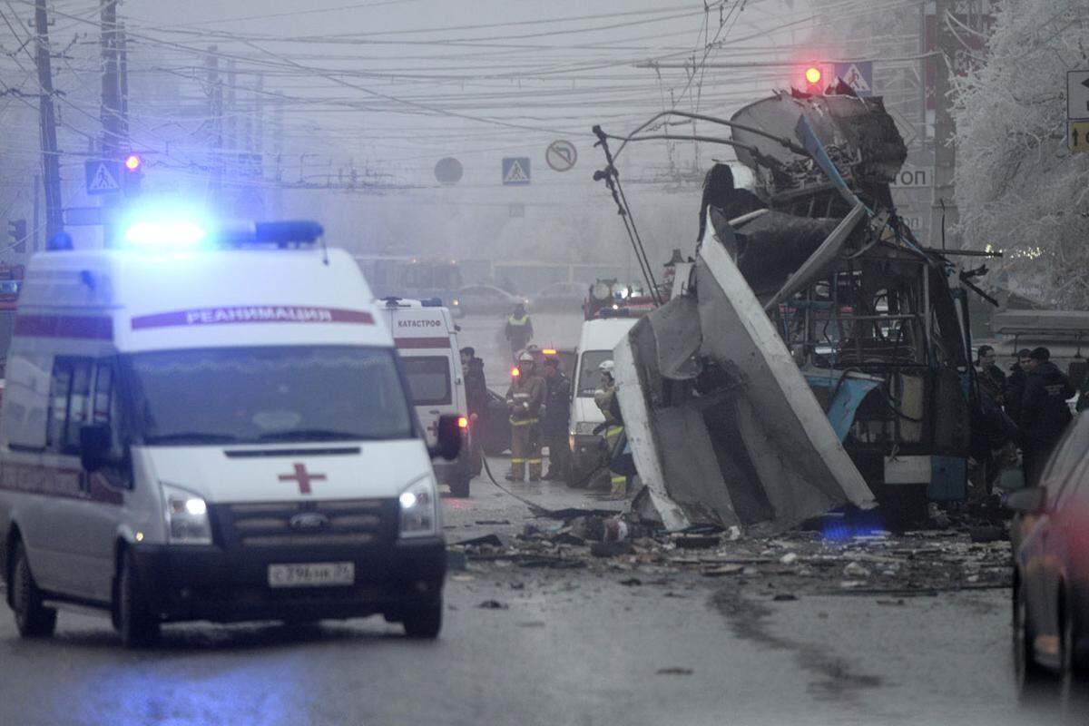 Mit einer Bombe in einem Linienbus in Wolgograd tötet eine Selbstmordattentäterin sechs Insassen und sich selbst. Mehr als 30 Menschen werden zum Teil schwer verletzt. Fahnder vermuten, dass Islamisten aus dem Nordkaukasus der Frau die Bombe übergeben haben.