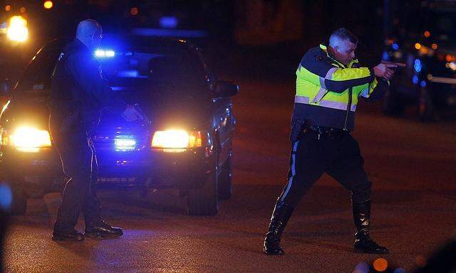 Die Polizei ist auf der Suche nach dem Schützen.