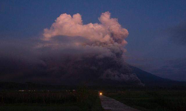 Der Vulkan spuckte am Sonntag eine hundert Meter hohe Aschewolke aus und bedroht die umliegenden Dörfer. 
