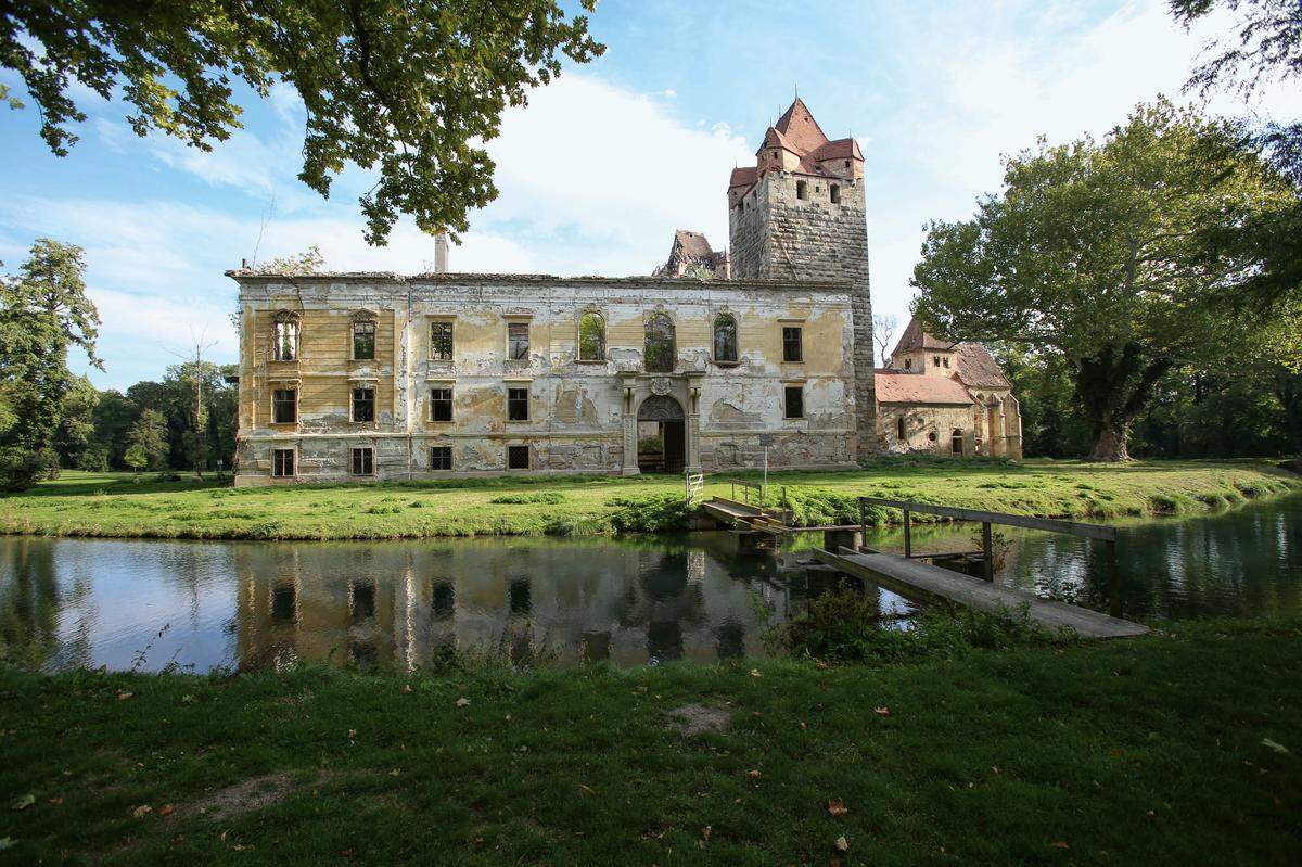 Das alte Wasserschloss an der Fischa - früher die Burg des letzten Babenberger Friedrich II. - wurde 1944 von einem Bombentreffer in Mitleidenschaft gezogen, war aber ansonsten intakt. Seitdem verfällt es, Einrichtung und Kunstwerke wurden im Lauf der Zeit geplündert.