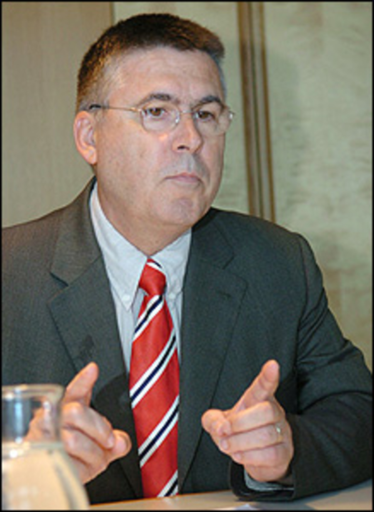 "Ein Ministeramt ist selten eine Ehre und meistens viel Arbeit".Josef Broukal von der SPÖ ist nicht daher interessiert, sich diesen "Rucksack umzubinden".