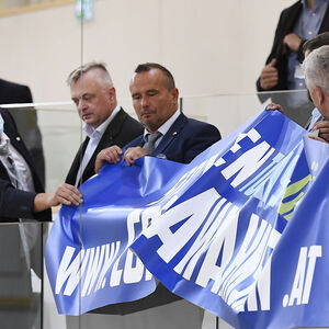  FPÖ-Abgeordnete zeigten ein Transparent mit der Aufschrift 'Stoppt den Türkis-Grünen Coronawahnsinn'.