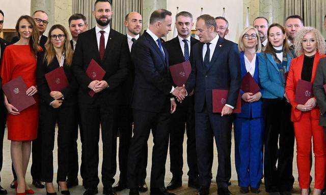 Präsident Duda (Mitte) bei der Vereidigung der neuen polnischen Regierung von Premier Tusk. 