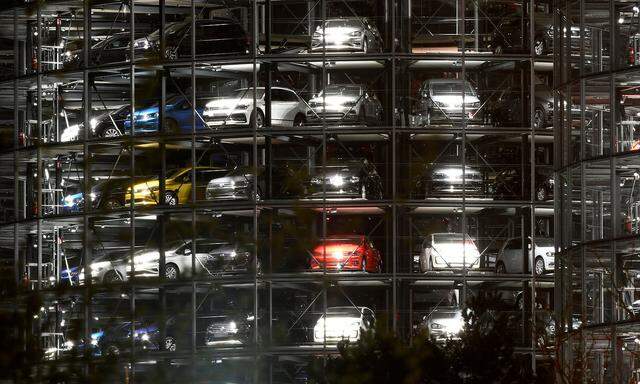Archivbild: Neuwagen bei Volkswagen in Wolfsburg