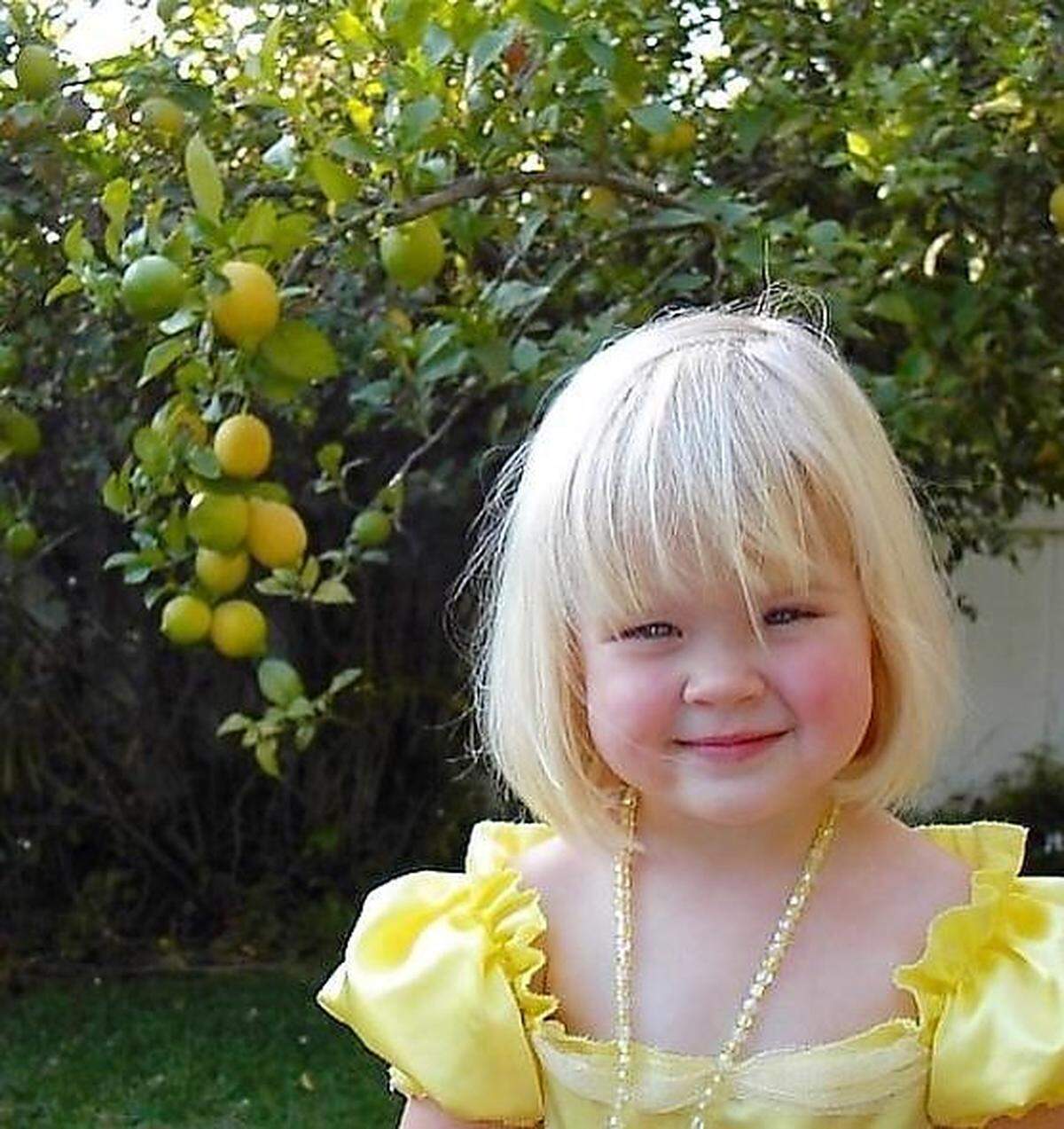 Vor noch nicht allzu langer Zeit wurde dieses entzückende Foto einer kleinen verkleideten Prinzessin vor Zitronenbaum aufgenommen.