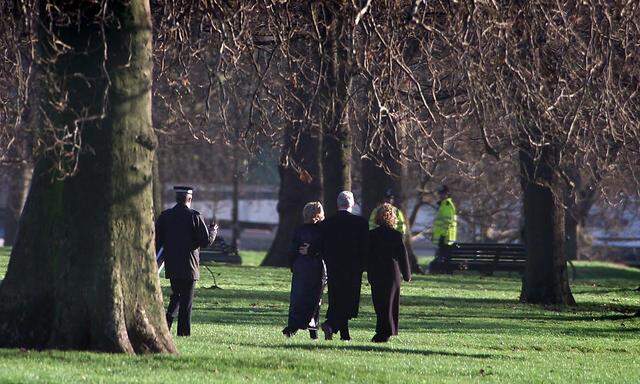 Der damalige US-Präsident Bill Clinton mit seiner Frau Hillary und Tochter Chelsea im Jahr 2000 im Londoner Hyde Park. In diesem Jahr besuchte Clinton auch die Queen - im Gegensatz zu 1997.
