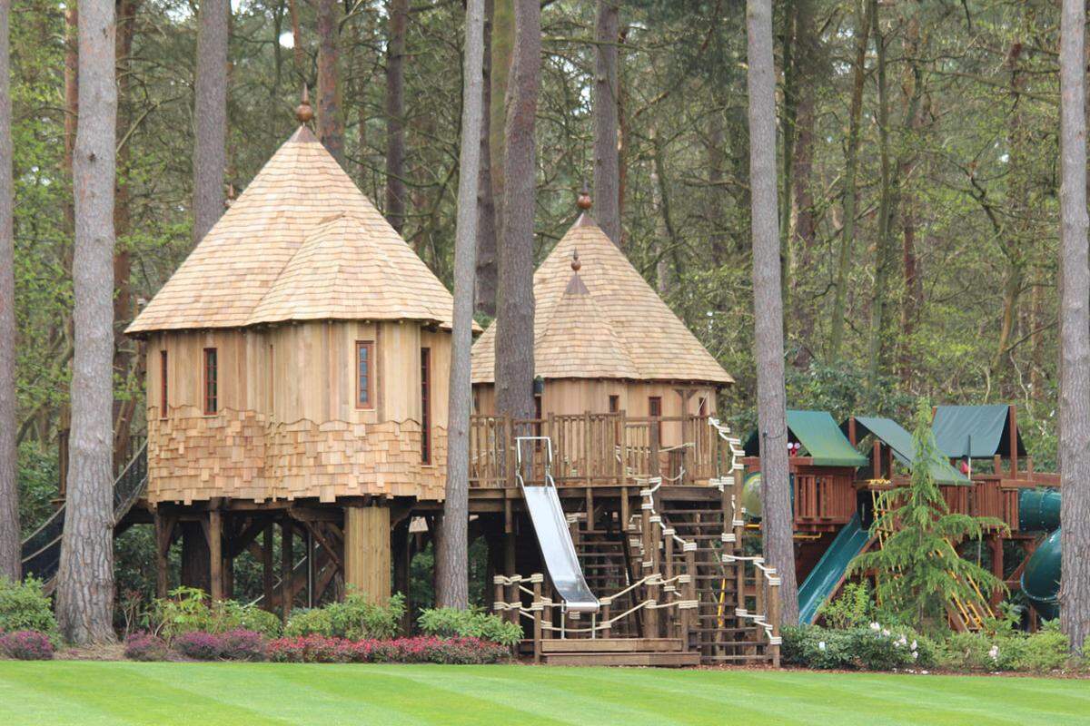 Diese beiden Häuser mit Outdoor-Spielplatz sind in Surrey zu finden. Besonders beliebt sind Seilbrücken, Rutschen, Klettewände, Feuerwehrstangen, Schaukel und Seilrutschen.