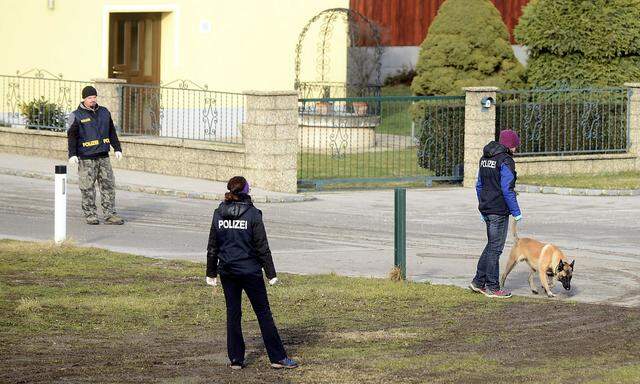 Auch der Spürhund der Polizei ist in Tallesbrunn im Einsatz.
