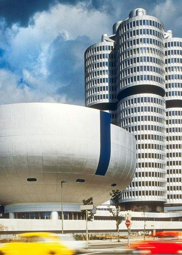 In München liebevoll Vierzylinder und Salatschüssel genannt: BMW-Hochhaus und -Museum 1972, fotografiert von Sigrid Neubert.