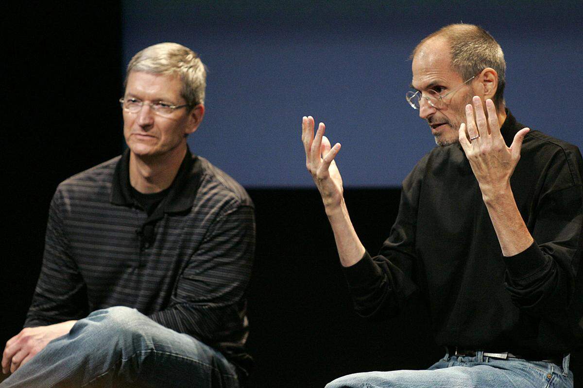 Apple-Chef Tim Cook schrieb in einer E-Mail an die Angestellten des Unternehmens, "Apple hat einen Visionär und kreativen Genius verloren, und die Welt hat einen unglaublichen Menschen verloren. Diejenigen von uns, die glücklich genug waren, (ihn) zu kennen und mit Steve zusammenzuarbeiten, haben einen lieben Freund und inspirierenden Mentor verloren."