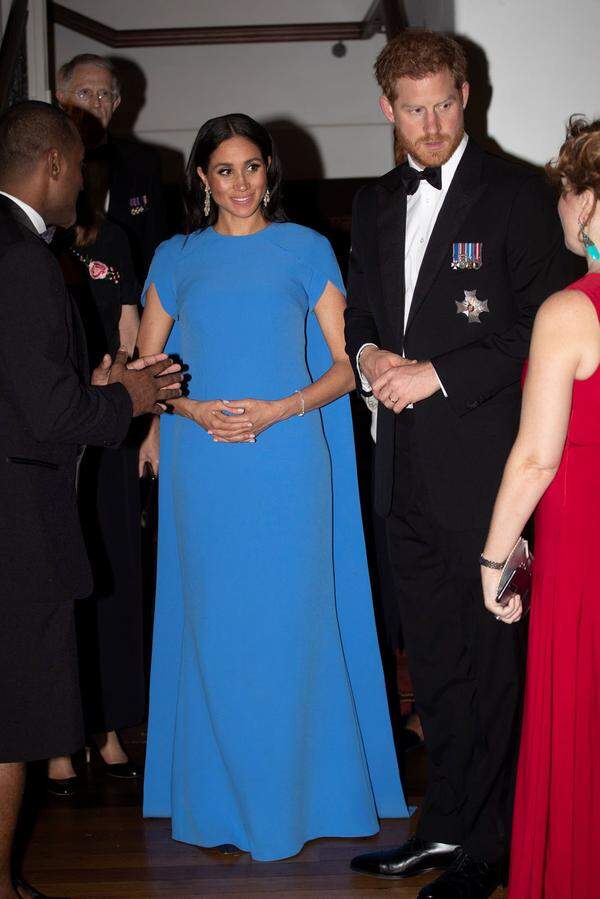 Am Abend ging es mit einem Black-Tie-Staatsdinner mit Präsident Jioji Konrote im Grand Pacific Hotel weiter. Herzogin Meghan trug ein Capekleid des britischen Labels Safiyaa.  