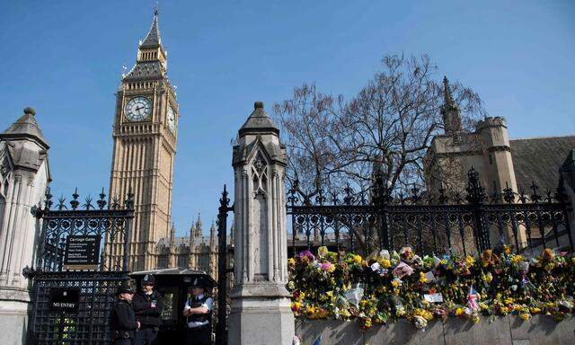 In London bringen die Menschen Blumen, um den Opfern zu gedenken 