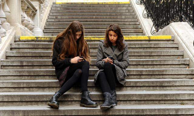 Mädchen mit Smartphones