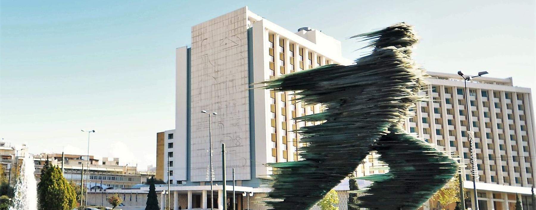Eine gewisse Dynamik erfasst die Stadt - verkörpert im &quot;Läufer&quot; von Costas Varotsos vor dem Hotel Hilton. 