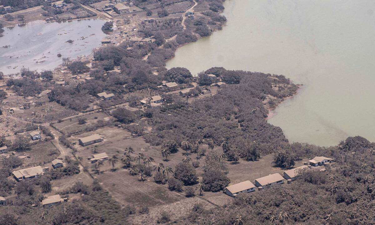 Hilfsflüge können vorerst nicht in Tonga landen, weil die Landebahn des Flughafens mit einer Ascheschicht bedeckt ist. Das Rote Kreuz kündigte die Bereitstellung von mehr als 2500 Kanistern mit Trinkwasser an. Frankreich, das Überseegebiete im Südpazifik hat, sagte ebenfalls Hilfe zu.  