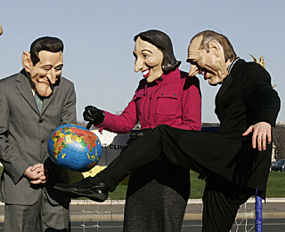 Bei den Regionalwahlen erleidet die UMP enorme Verluste, die bürgerliche Rechte verliert 20 der 22 Regionen an die Linke, für die es erstmals seit 1981 eine absolute Mehrheit gibt. Symbolfigur des Erdrutschsieges ist die sozialistische Ex-Ministerin Ségolène Royal, die in Poitou-Charentes, der Heimatregion von Premier Raffarin, Präsidentin wird.  Im Bild: Eine Aktivistengruppe veranstaltet ein "Fußball-Spiel gegn den Planeten" in Masken von Nicolas Sarkozy, Segolene Royal und Jacques Chirac.