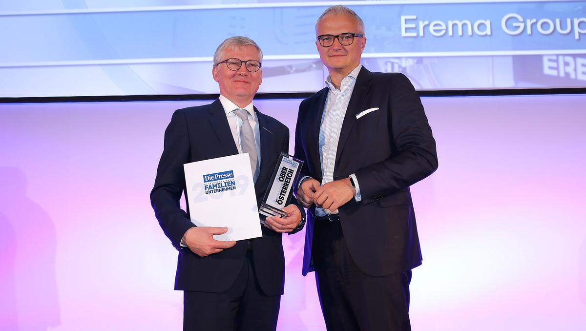 Die Erema Group GmbH wurde als Oberösterreichs bestes Familienunternehmen ausgezeichnet (v. l.): Erema-CEO Manfred Hackl mit KSV1870-Vorstand und Jurymitglied Ricardo-José Vybiral.