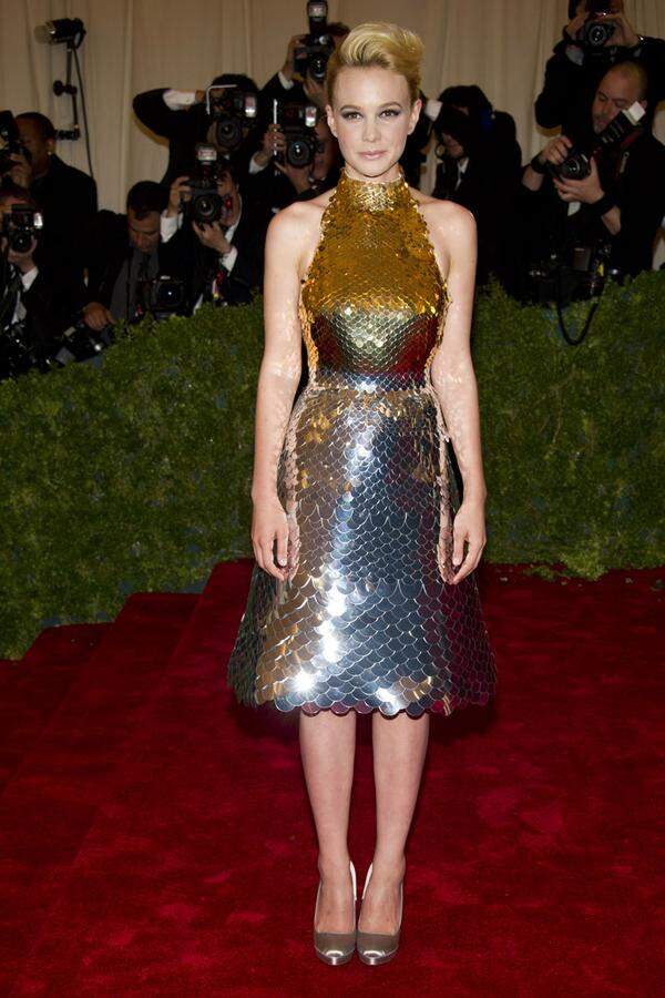 Carey Mulligan entschied sich für ein Kleid mit einer Schuppenschicht aus Gold und Silber von Prada.