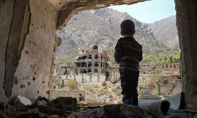 Drei Jahre Militäreinsatz im Jemen. Ein Bub betrachtet die Ruinen in der südjemenitischen Stadt Taez.