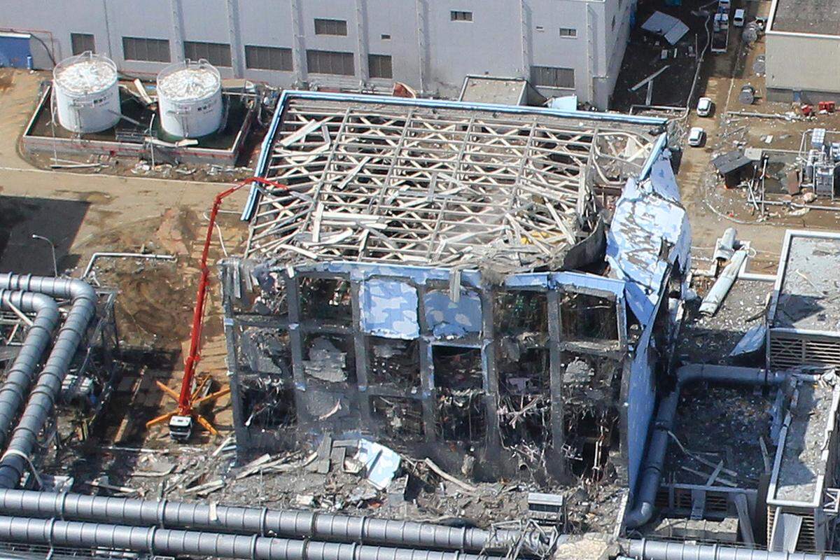 24. März 2011: Der Kampf gegen die Kernschmelze im AKW Fukushima Eins geht weiter. Bis jetzt haben drei Mitarbeiter eine gefährlich hohe Strahlendosis abbekommen. Zwei Männer kommen mit Verbrennungen in eine Spezialklinik. Unterdessen treten im bisher unkritischen Block 5 Probleme auf: Auch dort ist das Pumpsystem defekt. Die Verstrahlung von Lebensmitteln breitet sich weiter aus.