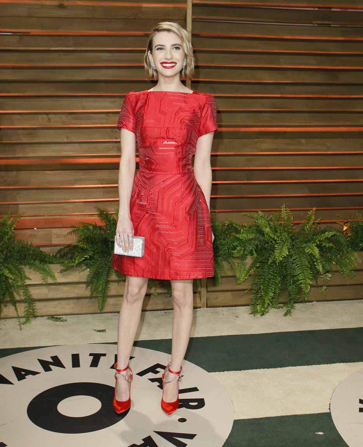 Emma Roberts trug das rote Minikleid von Fendi  bereits bei der Vanity Fair Oscarparty.