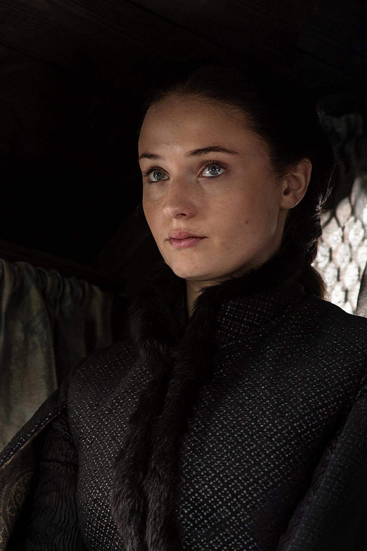 Die älteste Tochter von Ned und Catelyn Stark ist eine echte Lady. Sie war die Verlobte des Teenagerkönigs Joffrey, der ließ sie aber wegen Margaery Tyrell links liegen.  Daraufhin wurde sie mit Tyrion Lannister verheiratet (der die Ehe nie vollzog) - und flüchtete mit Petyr "Littlefinger" Baelish zur ihrer Tante Lysa Arryn in deren luftige Burg in die Gebirgswelt.
