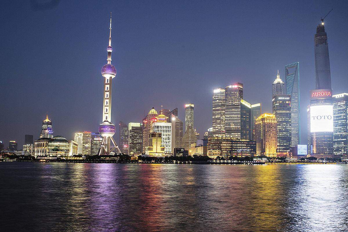 Die 1,5 Kilometer lange Uferpromenade "Bund" gilt als das Wahrzeichen Shanghais. Auch als "Wall Street Shanghais" bezeichnet, ist der Bund einer der wichtigsten Finanzplätze Ostasiens. Zahlreiche Bauwerke unterschiedlichster Baustile finden sich hier versammelt.