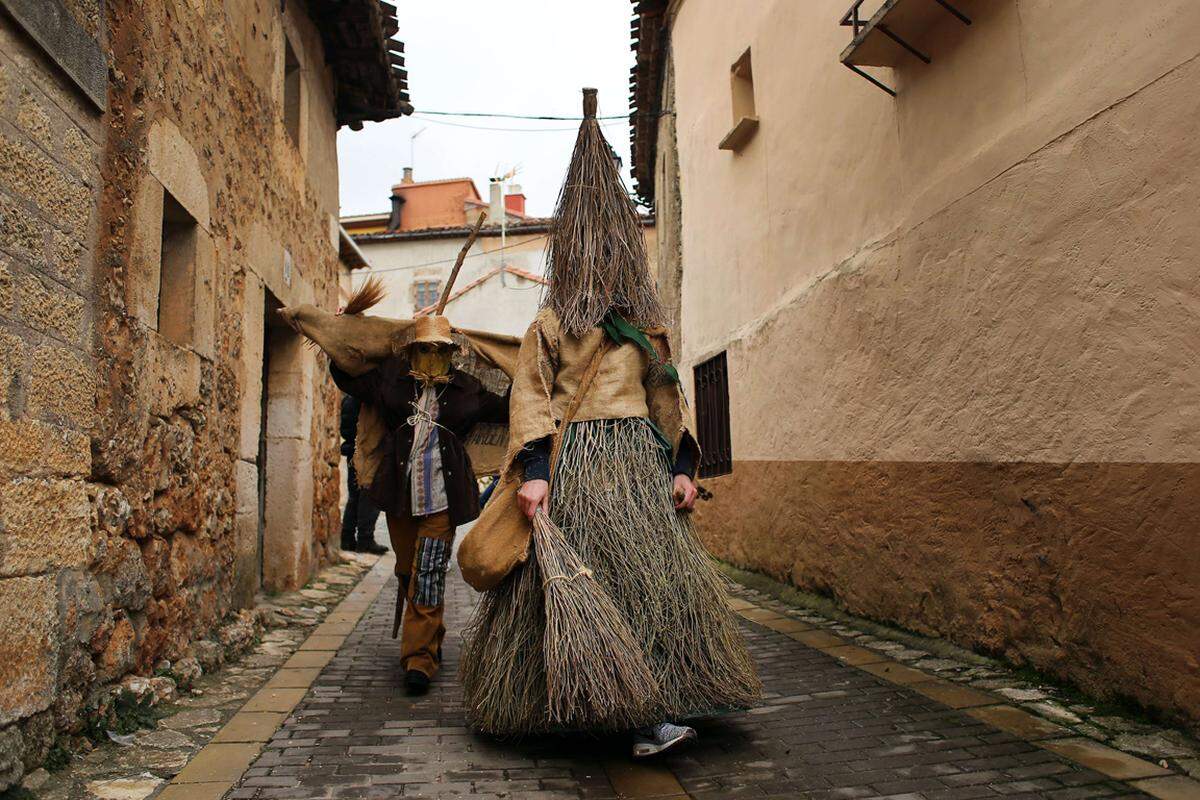 In der nordspanischen Provinz Burgos haben die "Zarramacos" das Sagen. Es geht hier in Mecerreyes  um den Hahn des Karnevals, den "Gallo de Carnaval". Die Menschen tanzen und singen und attackieren den Hahn, der von den "Zarramacos" verteidigt wird.