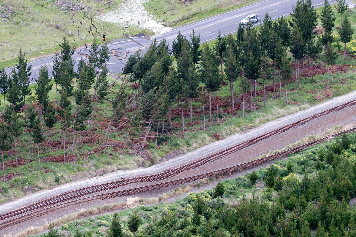 Experten wiesen am Montag aber darauf hin, dass das Epizentrum auf der Südinsel des Landes diesmal 23 Kilometer unter der Erdoberfläche lag - wodurch die Ausbreitung der Erdstöße gedämpft wurde. Zudem lag das Zentrum des aktuellen Bebens recht weit von den städtischen Zentren Neuseelands enfernt.