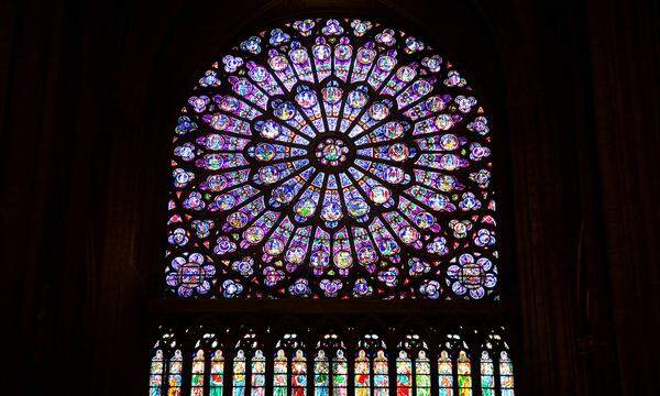 Verschont blieben außerdem alle drei repräsentativen Rosenfenster. Das Glashauptwerk der Kathedrale hat einen Durchmesser von 13 Metern und entstand Mitte des 13. Jahrhunderts. Die Fenster zeigen biblische Erzählungen, unter anderem die Auferstehung Christi.  