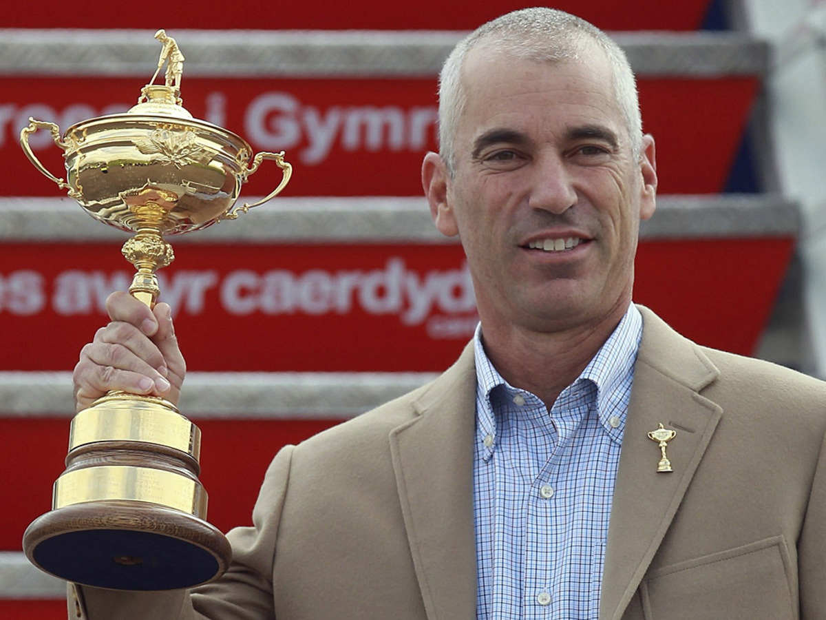 Das ist sie: die begehrteste Trophäe im Golf. Der Kapitän der US-Auswahl, Corey Pavin, hält sie in Händen, er möchte sie nach dem Wochenende wieder in die USA mitnehmen.