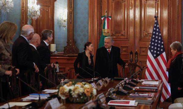 US-Außenminister Antony Blinken bei seinem Treffen mit dem mexikanischen Präsidenten Andres Manuel Lopez Obrador, hier im Gespräch mit der mexikanische Außenministerin Alicia Bárcena.