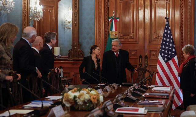 US-Außenminister Antony Blinken bei seinem Treffen mit dem mexikanischen Präsidenten Andres Manuel Lopez Obrador, hier im Gespräch mit der mexikanische Außenministerin Alicia Bárcena.