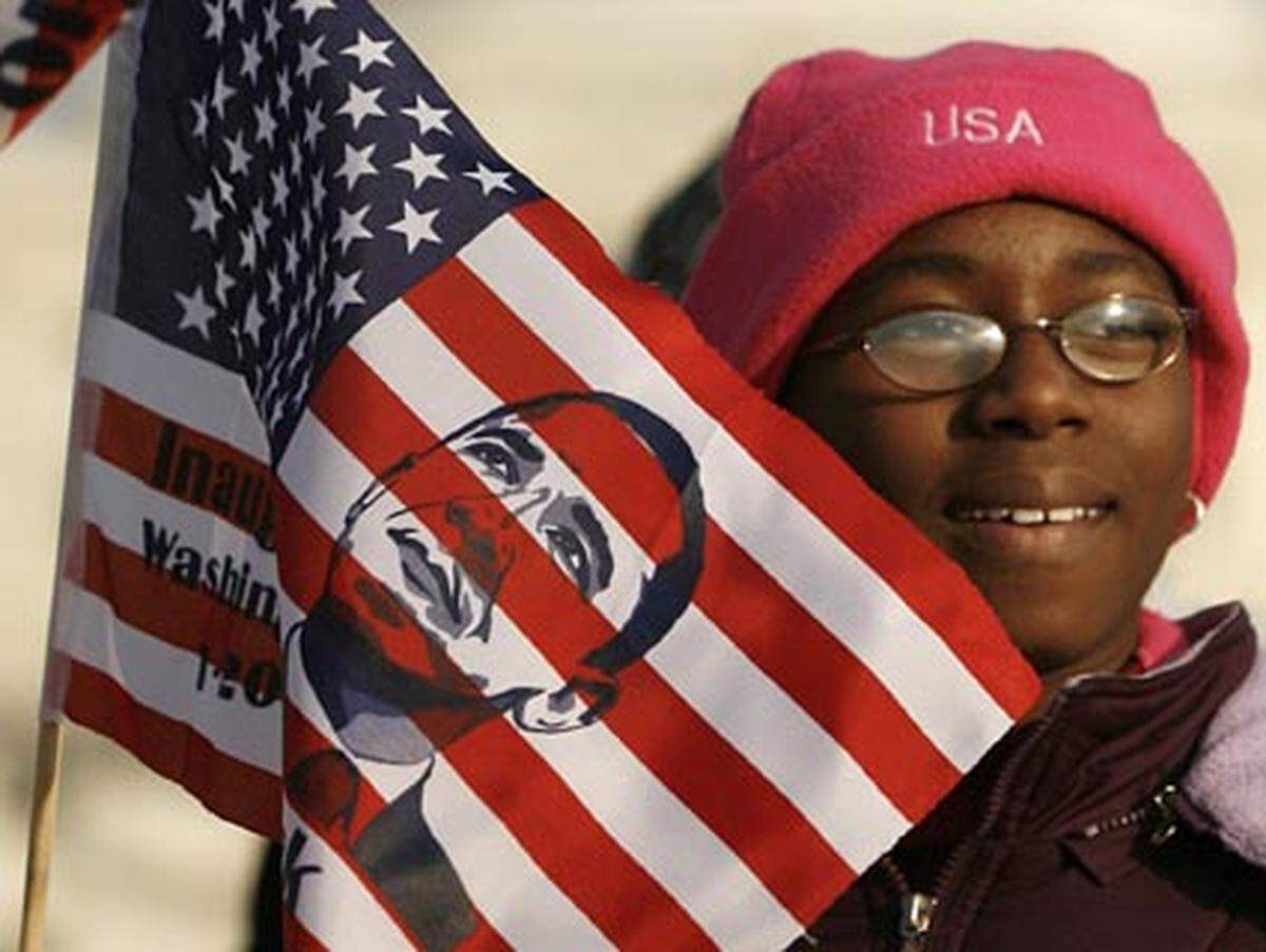 Das darf natürlich in den patriotischen USA nicht fehlen: Obamas Kopf auf der Flagge "Stars and Stripes". Sie wird zurzeit landauf landab in die Höhe gehalten.