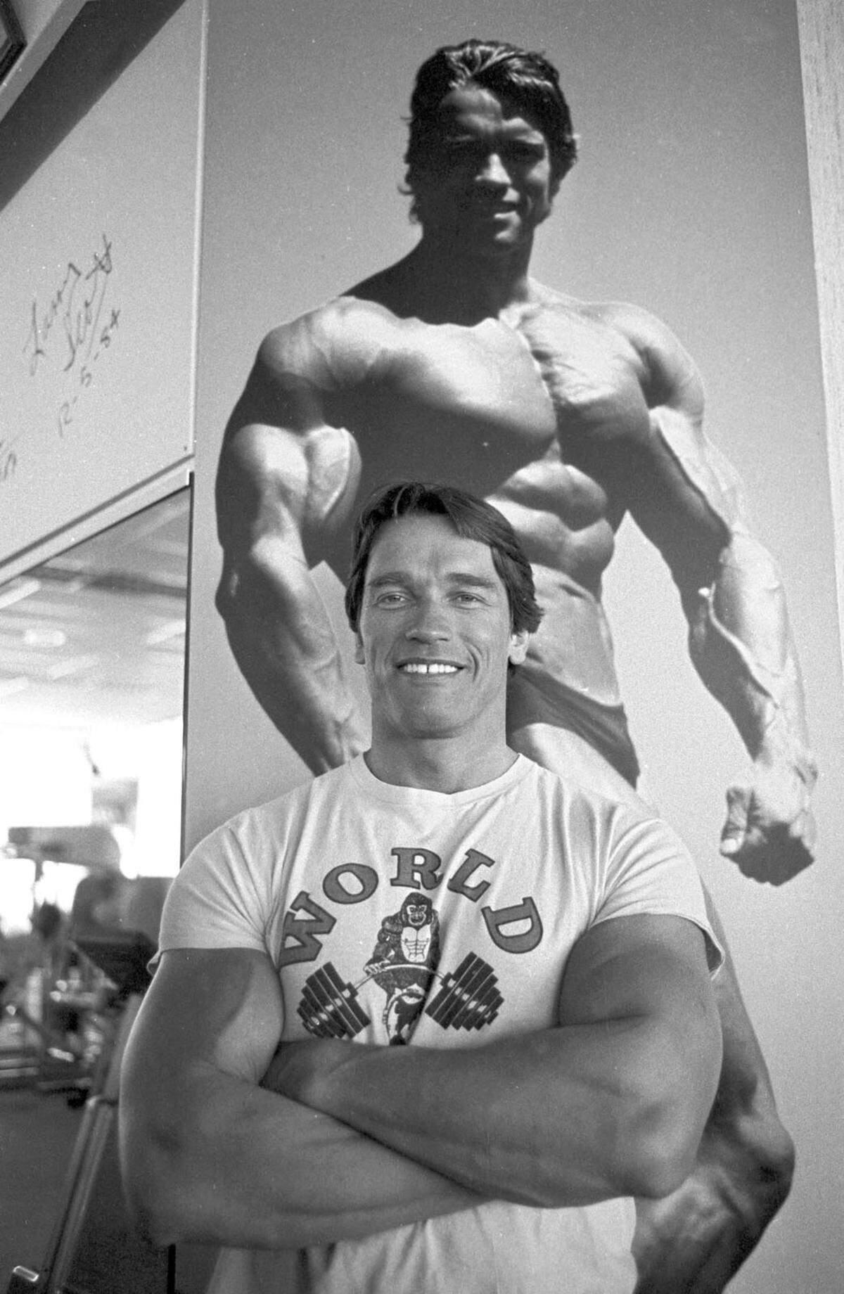 Schon früh zeigt sich seinen eigenen Schilderungen nach: Arnold ist anders. Er träumt sich in eine andere Welt, nach Amerika, sieht im Grazer Kino Filme seiner Idole, des britischen Bodybuilders Reg Park oder von John Wayne.