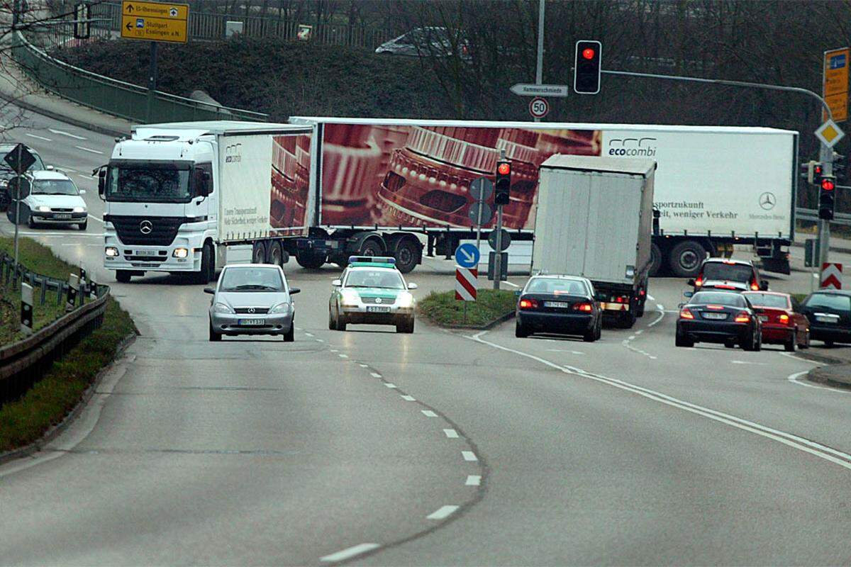 25 Meter lang, 60 Tonnen schwer. Die Ungetüme haben verschiedene Namen: Megatruck, Gigaliner, EuroCombi. Von ihren Befürwortern werden sie auch gerne "Ökoliner" genannt. von Martin Deutsch