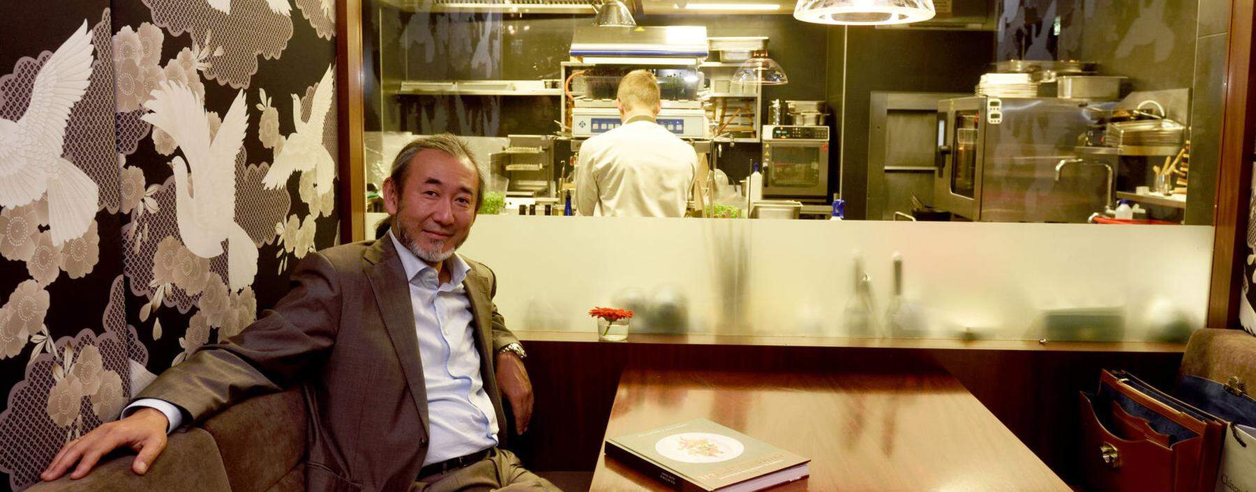 Dieser Chef's Table ist eine Loge: Von hier aus kann Geiger und Restaurantbesitzer Joji Hattori in seinem Shiki alles überblicken – und dirigieren. 