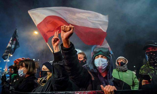 Die Proteste (hier ein Bild von Mittwochabend aus der Hauptstadt Warschau) sollen auch am Donnerstag weitergehen.
