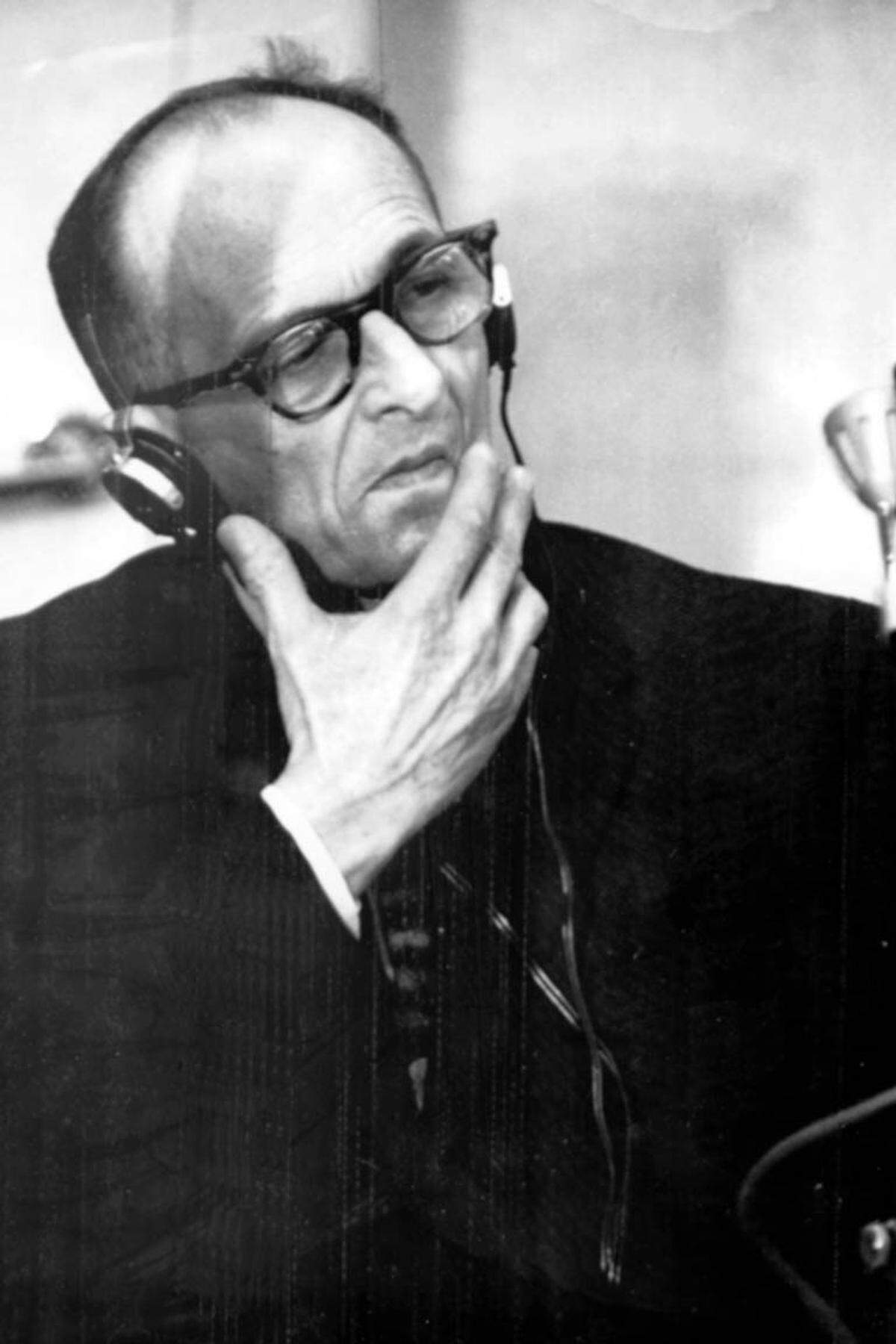 Eichmann verfolgt die Aussagen mit unbewegter Miene von einer Panzerglas-Zelle aus. Er bekennt sich „im Sinne der Anklage nicht schuldig“. Er habe nur Befehle befolgt und sei ein „winziges Schräubchen“ gewesen.--> Videos des Prozesses