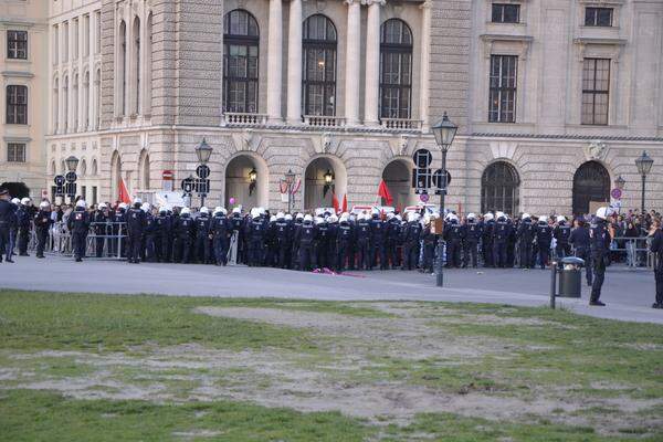 "Ihr seid Nazis, wir hassen euch", tönte es derweil über den Heldenplatz. Trotz der Entfernung konnten die Demonstranten die Festreden mit ihren Sprechchören und vereinzelten Knallkörpern stören. Ein Mann konnte die Absperrungen überwinden, wurde aber knapp vor den versammelten Burschenschaften von der Polizei überwältigt.