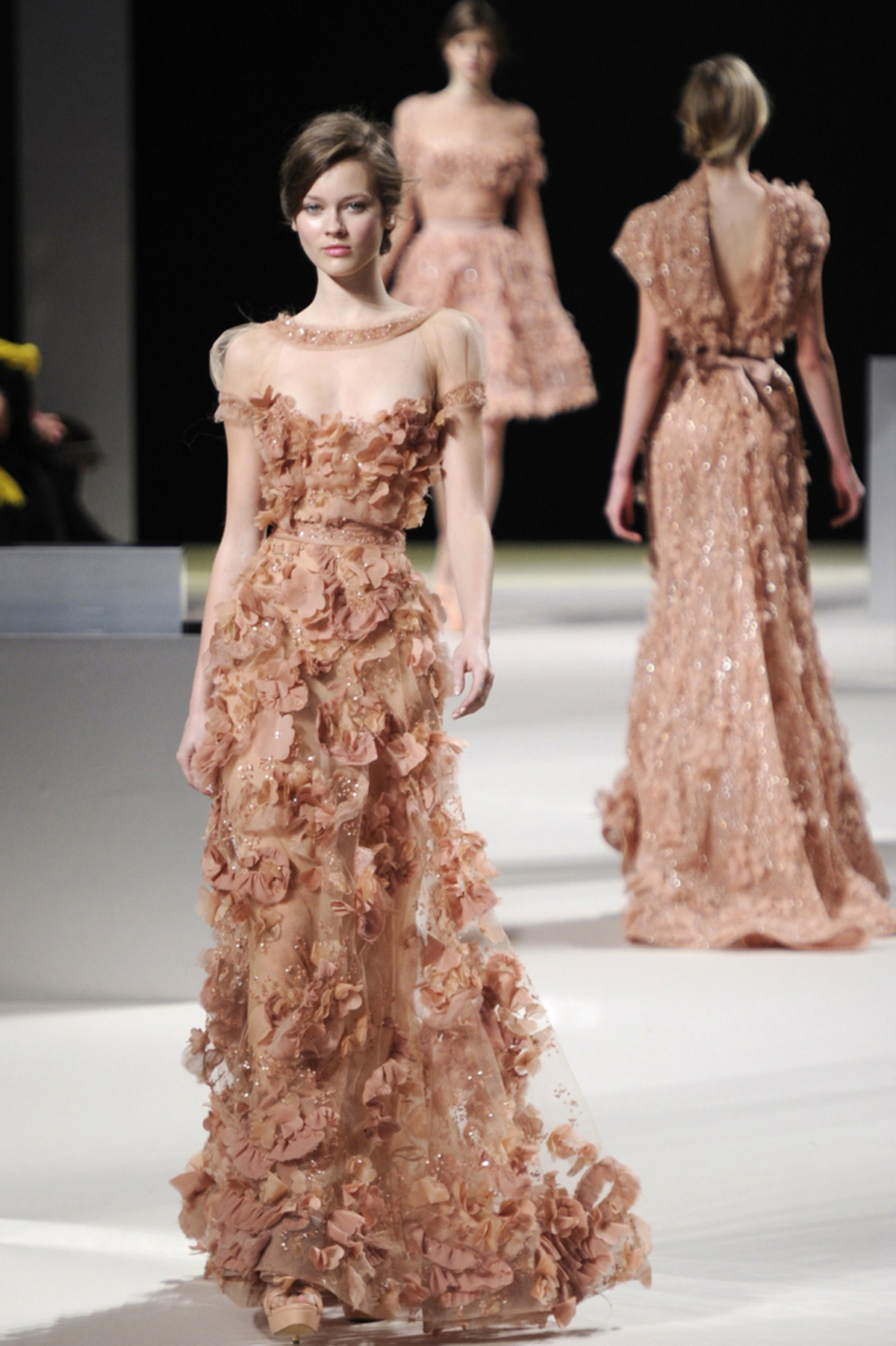 Aufwendig bestickt zeigt Eli Saab wieder makellos schöne Abendroben, die für die Ewigkeit gemacht sind.