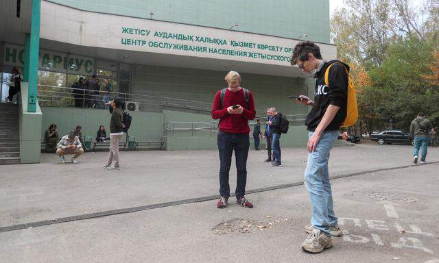 Russische Staatsbürger warten in Almaty auf ihre Registrierung (Archivbild).