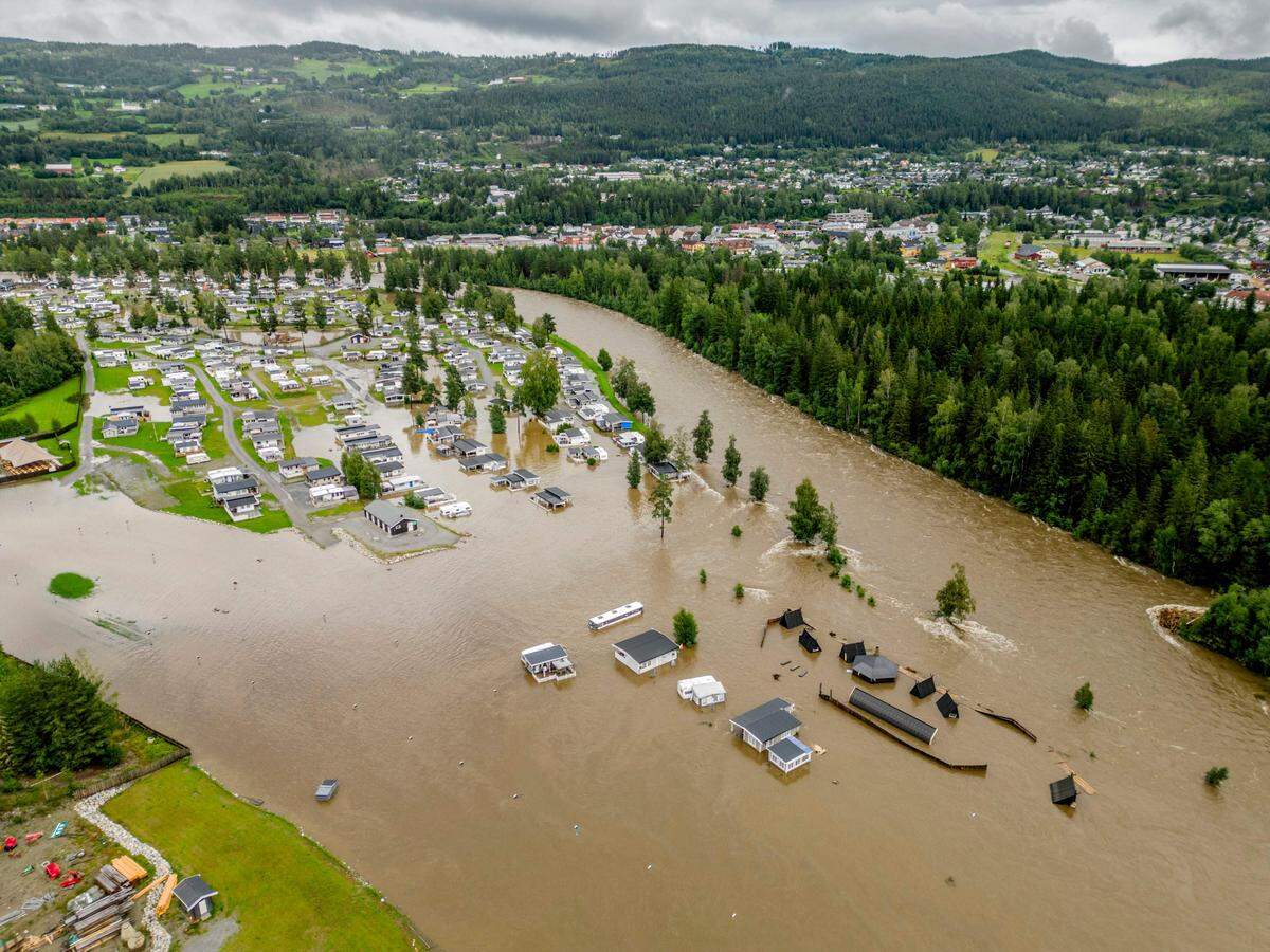 9. August. Überschwemmungen im Süden Norwegens haben zur Evakuierung tausender Menschen geführt.