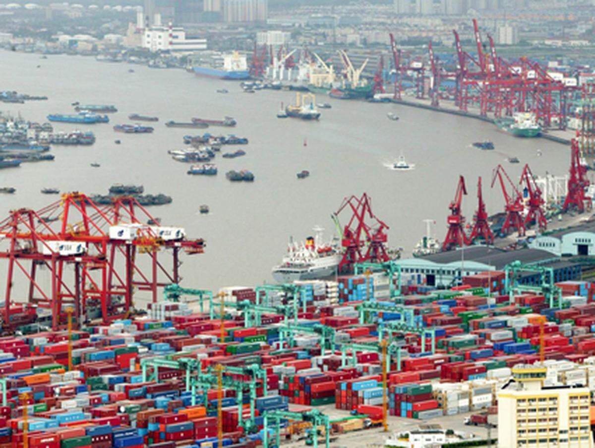 Chinas größter Hafen ist Schanghai mit 26,150 Millionen Containern.  Der größte Containerhafen der Welt ist aber nicht etwa in den USA, sondern....