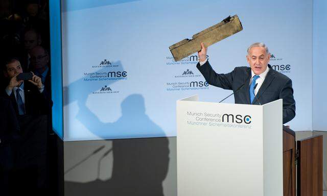 Beweis für iranische „Provokation“:  Netanjahu hält ein Metallstück in die Höhe – nach seinen Worten Teil einer Drohne, die in Israels Luftraum eingedrungen war.