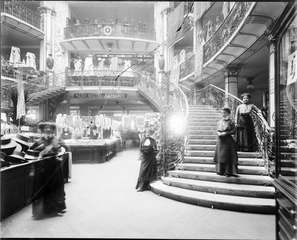 Der "Glashof" mit Verkäuferinnen im Jahr 1910.