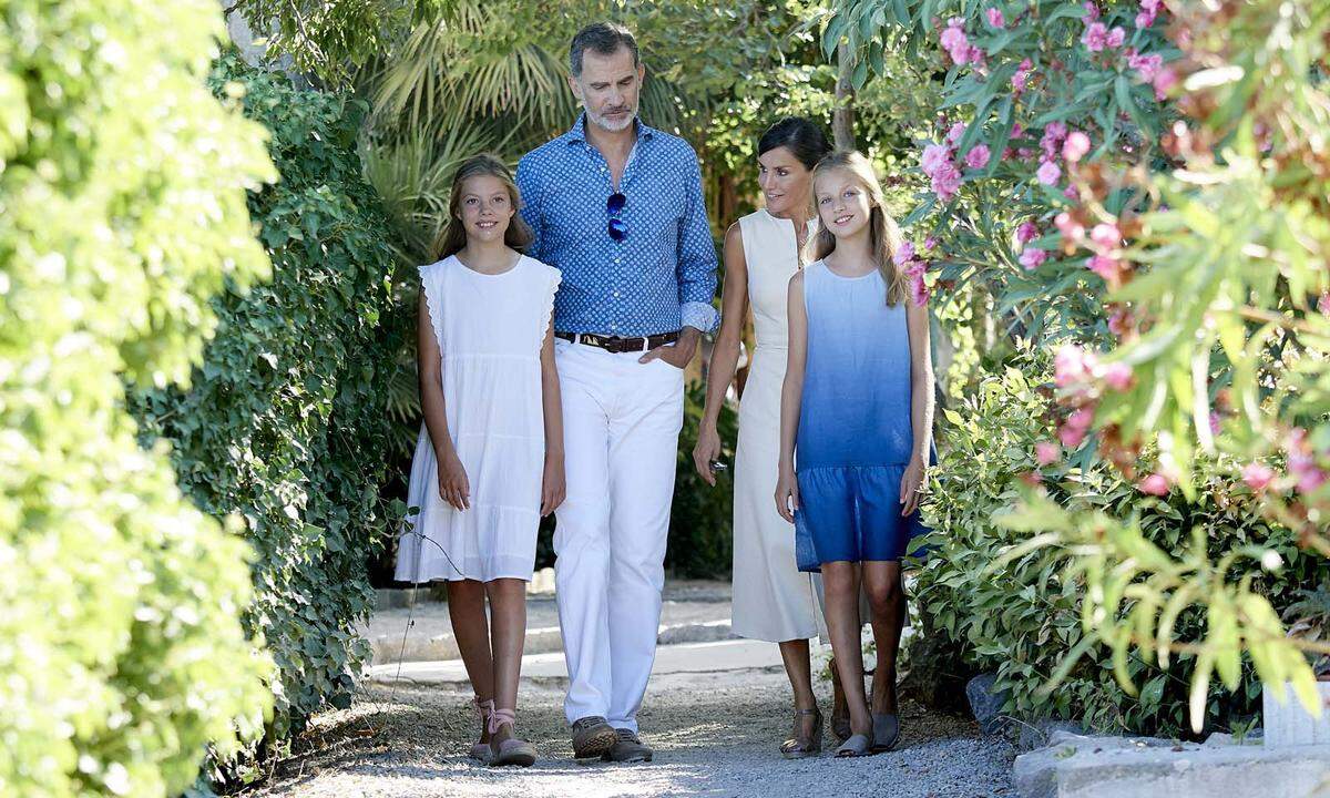 Spaniens König Felipe, Königin Letizia und die Prinzessinnen Leonor (1.v.r.) und Sofía (1.v.l.) verbrachten ihre Sommerferien auch heuer wieder in ihrem Sommerdomizil, dem Marivent-Palast in Palma de Mallorca. Wie üblich stimmte die Familie ihre Outfits für jeden Pressetermin ab.