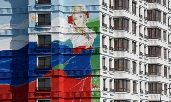 Russisches Wandbild in Mariupol: Nur wer offiziell Russe wird, ist als Bewohner in den besetzten ukrainischen Gebieten erwünscht.