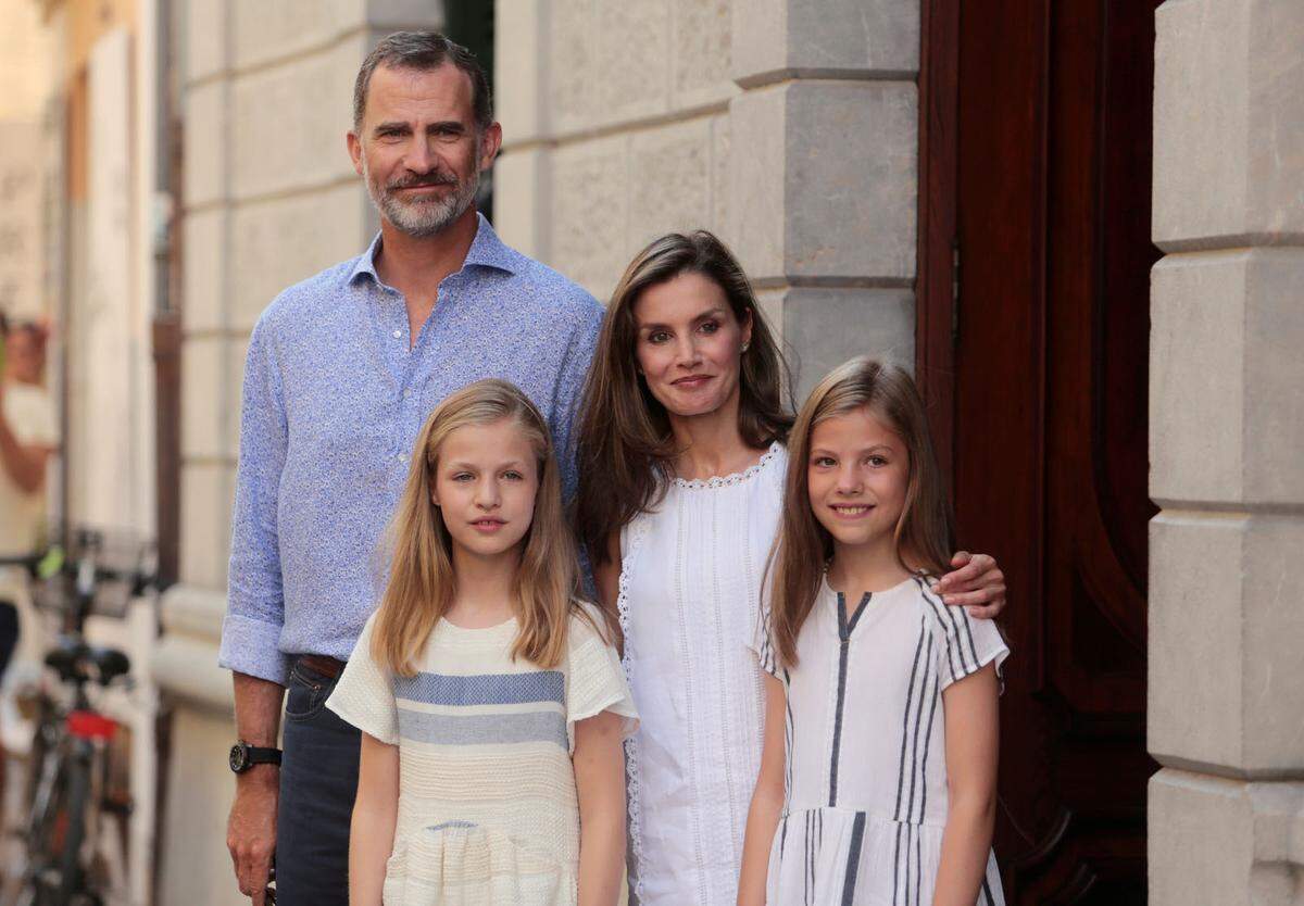 Letizia Ortiz, die Tochter eines Journalisten und einer Krankenschwester, arbeitete vor ihrer Hochzeit mit dem spanischen Kronprinzen Felipe als Nachrichtensprecherin bei dem Sender TVE. Am 22. Mai 2004 gaben sich die beiden in der Almudena Kathedrale in Madrid das Ja-Wort.